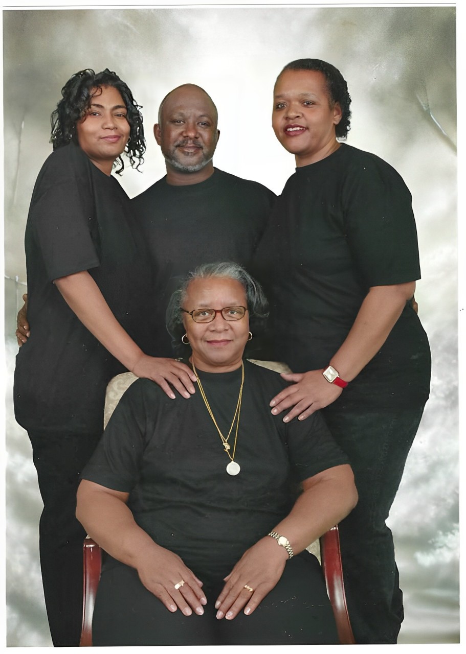 Deborah Holmes with mom and siblings
